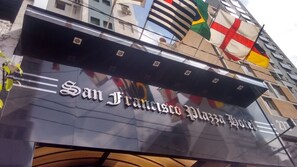 El exterior del Hotel San Francisco Plaza, con un letrero llamativo.