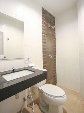 Habitación superior con 2 camas individuales | Baño | Regadera, toallas, jabón, shampoo