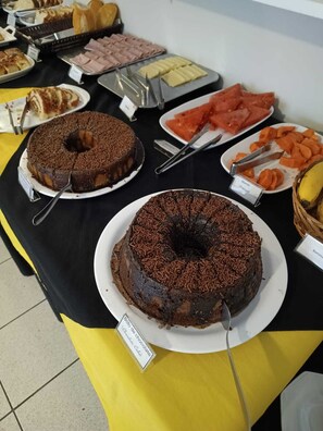 Breakfast buffet - Hotel Blumenau (Curitiba)