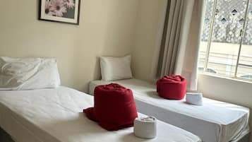 Quarto duplo standard | Cortinas blackout, ferros/tábuas de passar roupa, Wi-Fi de cortesia