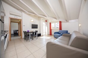 Departamento, 1 habitación | Área de sala de estar | Televisión LCD de 32 pulgadas con canales vía satélite y televisión 