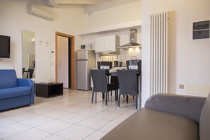 Apartament, 1 dormitori | Sala d'estar | Televisor LCD de 32 polzades amb canals per satèl·lit i televisor 