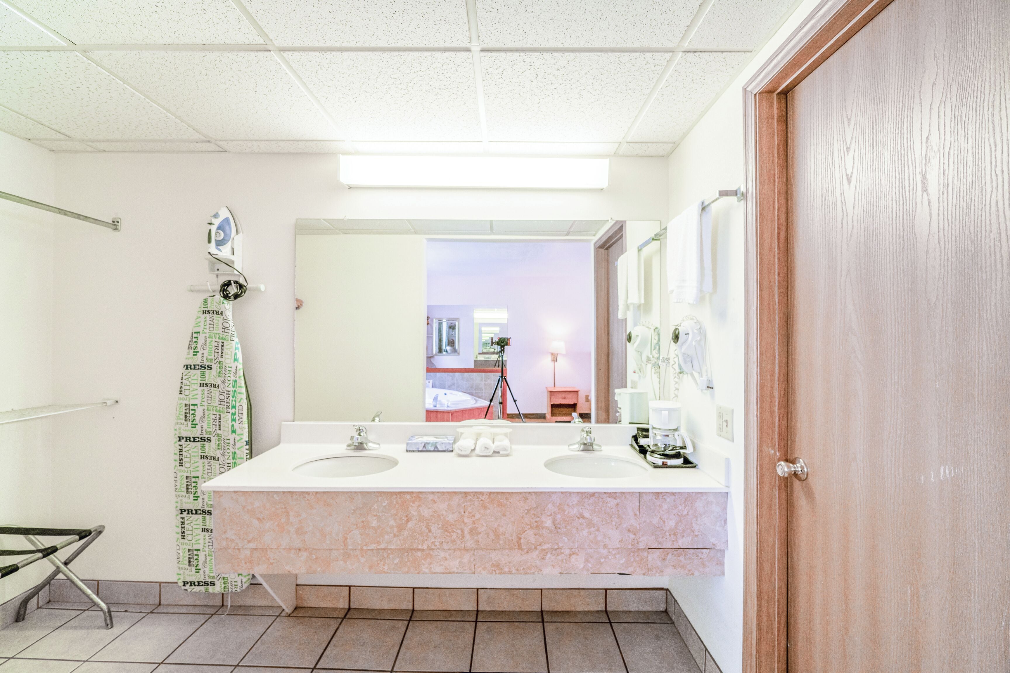 Un baño con dos lavamanos, un espejo y una zona de ducha.