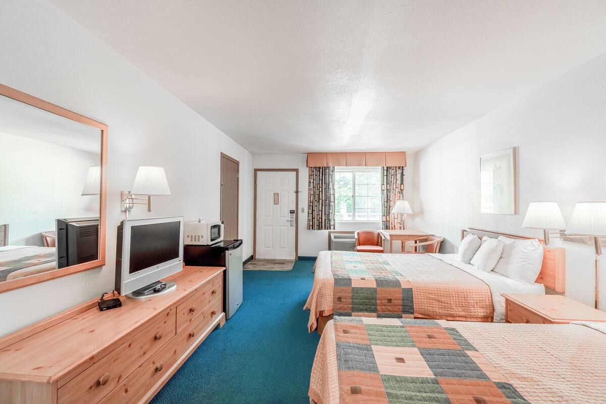 Blackout curtains, soundproofing, iron/ironing board, free WiFi