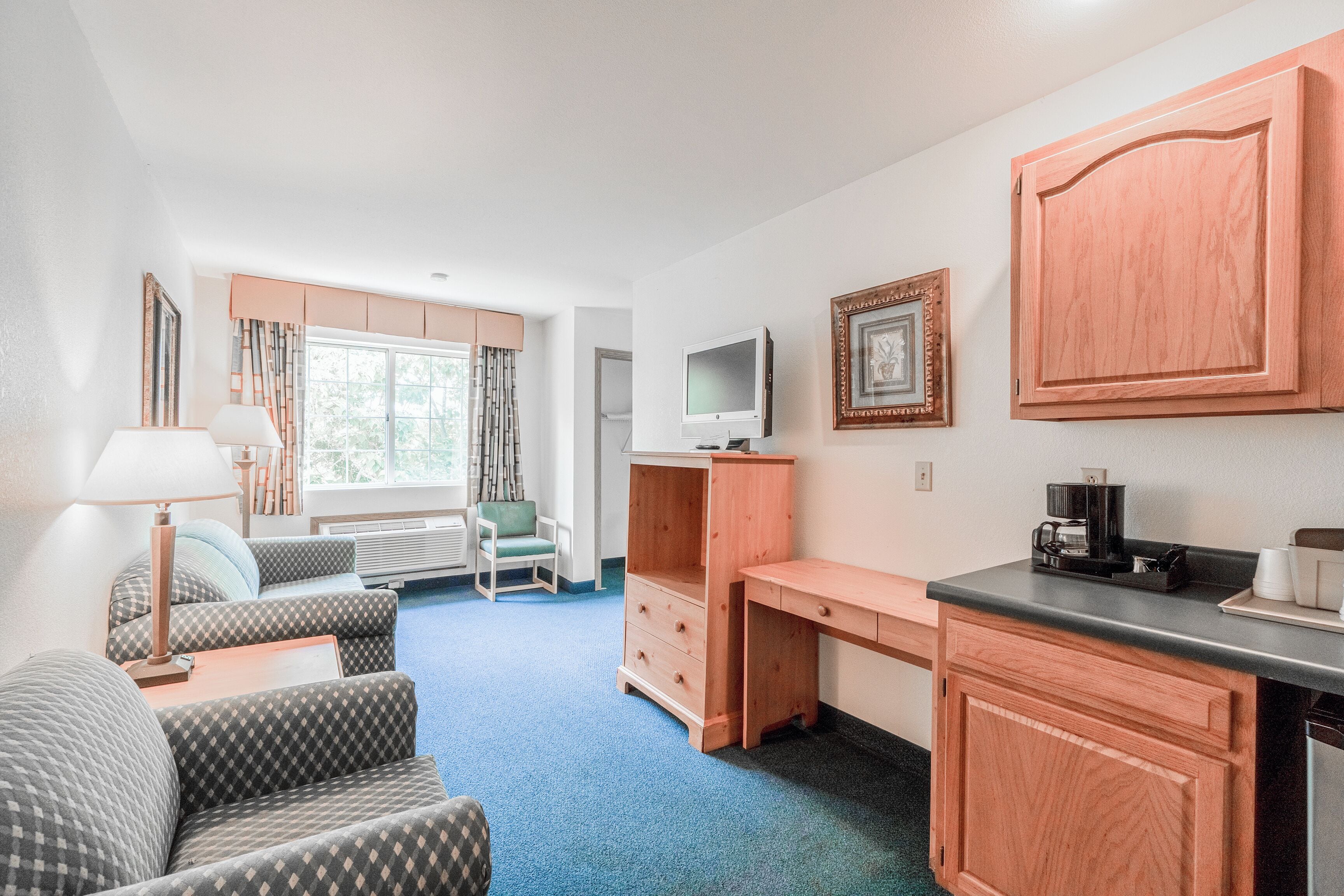 Room, 1 King Bed with Sofa bed, Jetted Tub (Kitchenette) | Blackout curtains, soundproofing, iron/ironing board, free WiFi