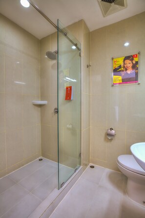Douche, articles de toilette gratuits, sĂšche-cheveux