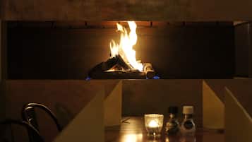 Se sirven cenas y cocina internacional (con mesas al aire libre)