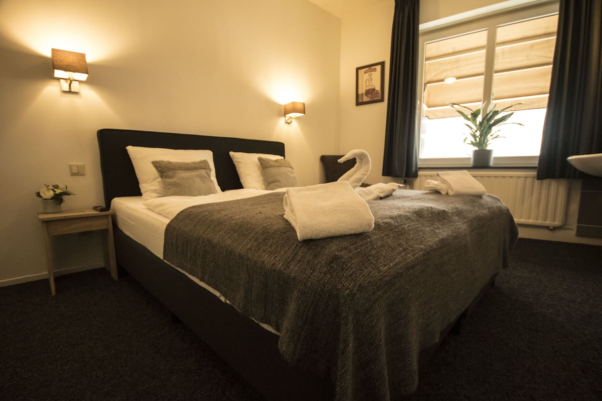 Standard Double Room, Shared Bathroom | WiFi (free), bed sheets
