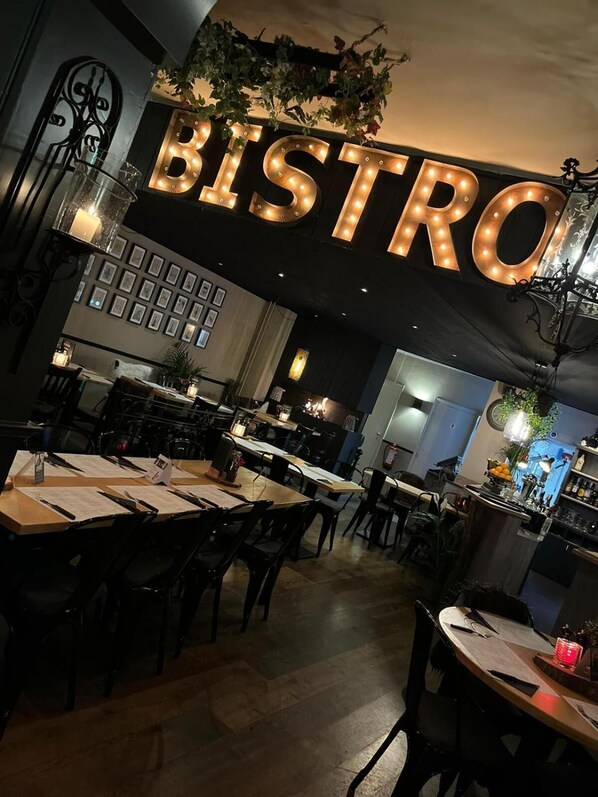 Dinner served, international cuisine, al fresco dining - Le Bistro (Valkenburg aan de Geul)
