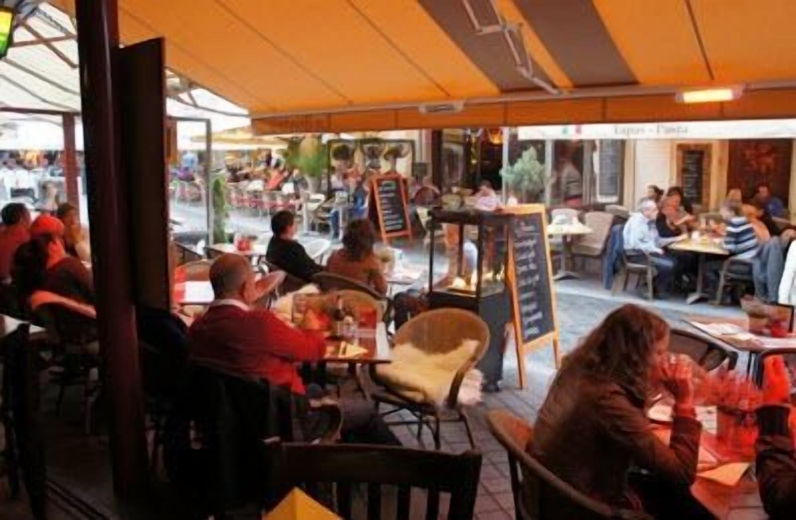 Serveert diner, internationale gerechten, buitendiner 