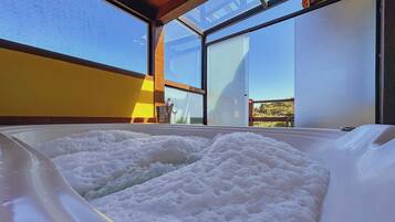 Habitación superior, 1 cama matrimonial, hidromasaje | Tina de hidromasaje privada