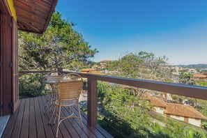 Standard Triple Room | Terrace/patio - Pousada MAR João Fernandes (Búzios)
