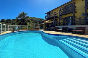 Piscina externa, funciona das 8h às 20h, guarda-sóis, espreguiçadeiras