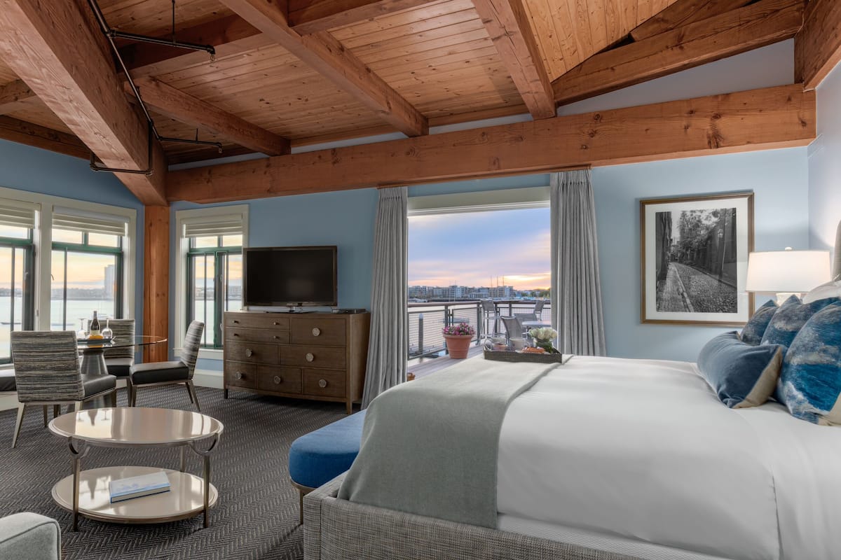 Habitación Deluxe, 1 cama King size y sofá cama, vista al puerto | Ropa de cama de alta calidad y edredón