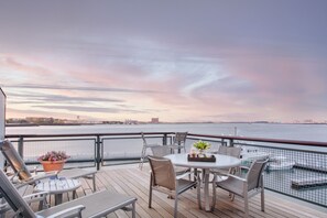 Phòng Deluxe, 1 giường cỡ king và sofa giường, quang cảnh cảng | Ban công