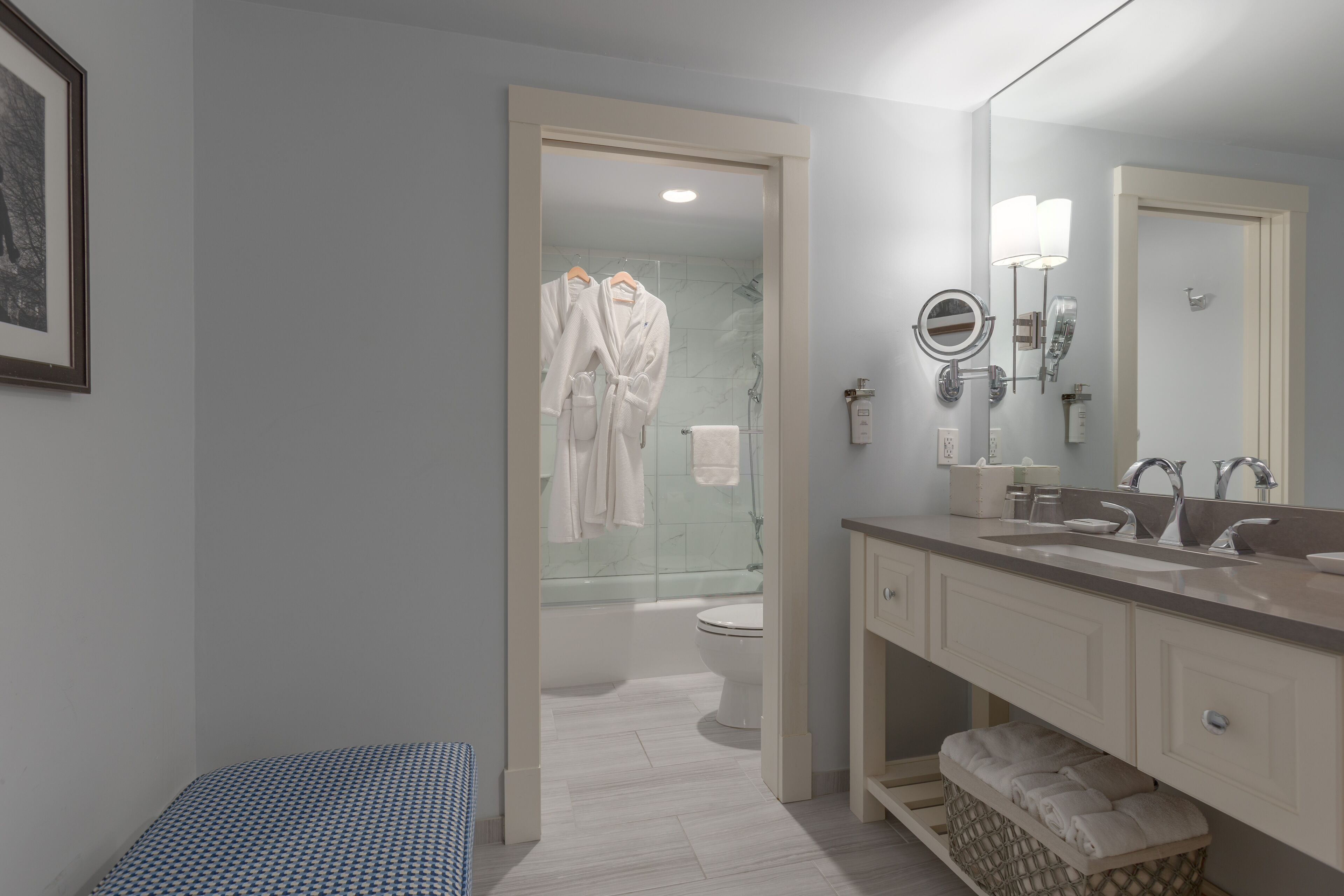 room, 1 king bed, harbour view (corner room) | bathroom | combined shower/bathtub, designer toiletries, hair dryer, bathrobes