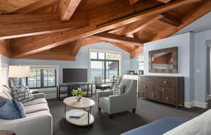 Corner Room 1 King, with Sofa Bed, Harbor View | Premium bedding, down comforters, in-room safe, desk - Boston Yacht Haven Inn & Marina (Boston)