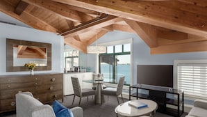 A modern living room with a high ceiling, a dining area, and a TV. - Boston Yacht Haven Inn & Marina (Boston)