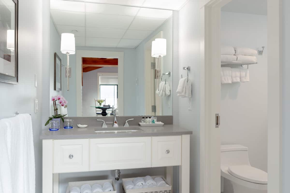 deluxe room, 2 queen beds with sofa bed, harbor view | bathroom | combined shower/bathtub, designer toiletries, hair dryer, bathrobes