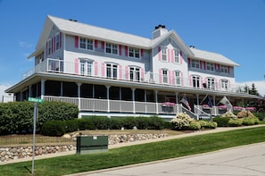 Exterior - Harbor House Inn (Grand Haven)