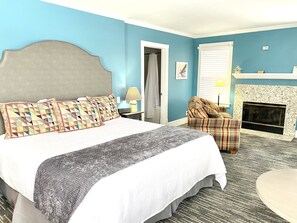 Quarto, 1 cama King e sofá-cama, banheira de hidromassagem, vista para o rio | Ferros/tábuas de passar roupa, Wi-Fi de cortesia, roupa de cama