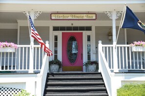 Exterior - Harbor House Inn (Grand Haven)