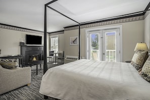 Room, 1 Queen Bed with Sofa bed, Balcony | Iron/ironing board, free WiFi, bed sheets - Harbor House Inn (Grand Haven)