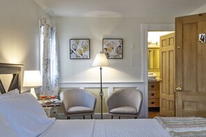Premium bedding, memory foam beds, in-room safe, individually decorated - Youngtown Inn & Restaurant (Lincolnville)