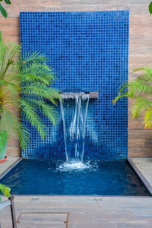 Thác nước hồ bơi