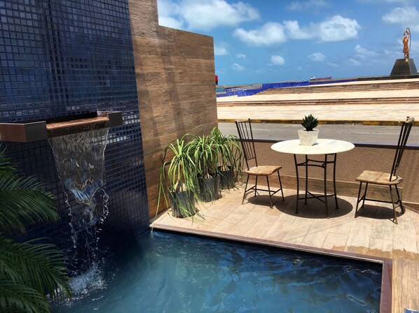 Cascada en la piscina