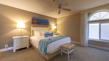 Suite, 2 habitaciones | Tabla de planchar con plancha, wifi gratis y ropa de cama
