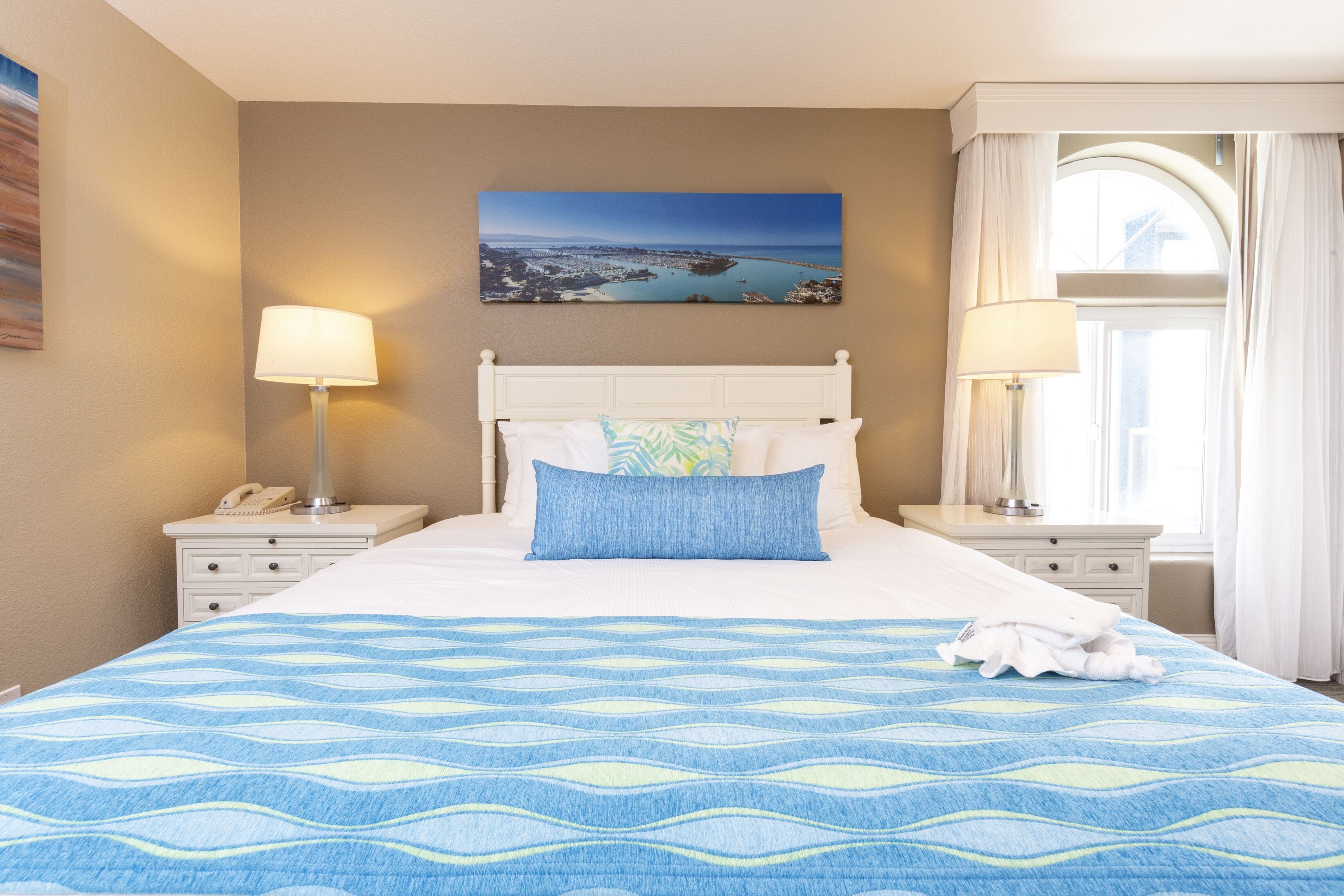 Suite, 2 habitaciones | Tabla de planchar con plancha, wifi gratis, ropa de cama