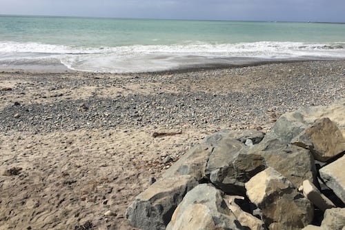 Na praia, espreguiçadeiras, guarda-sóis