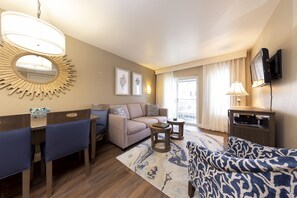 Suite, 1 Bedroom | Living area