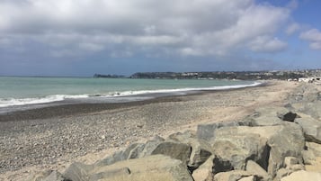 在海滩、沙滩椅、海滩遮阳伞