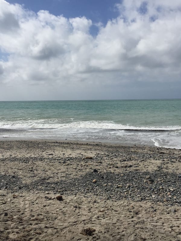 在海滩、沙滩椅、海滩遮阳伞