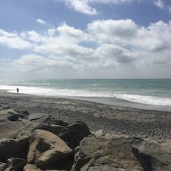 在海滩、沙滩椅、海滩遮阳伞