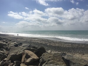 På stranden, solsenger og parasoller