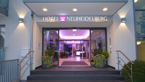 The entrance to HOTEL NEUHEIDELBERG with a modern design, featuring a glass facade and a welcoming interior. - Wohlfühl - Hotel Neu Heidelberg - Hotel Heidelberg (Heidelberg)