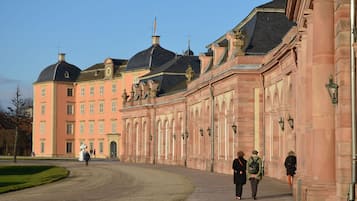 Ein historisches Gebäude mit einer symmetrischen Fassade, Bogenfenstern und einer zentralen Kuppel.