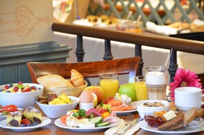 Un bufé de desayuno con diversos alimentos y bebidas.