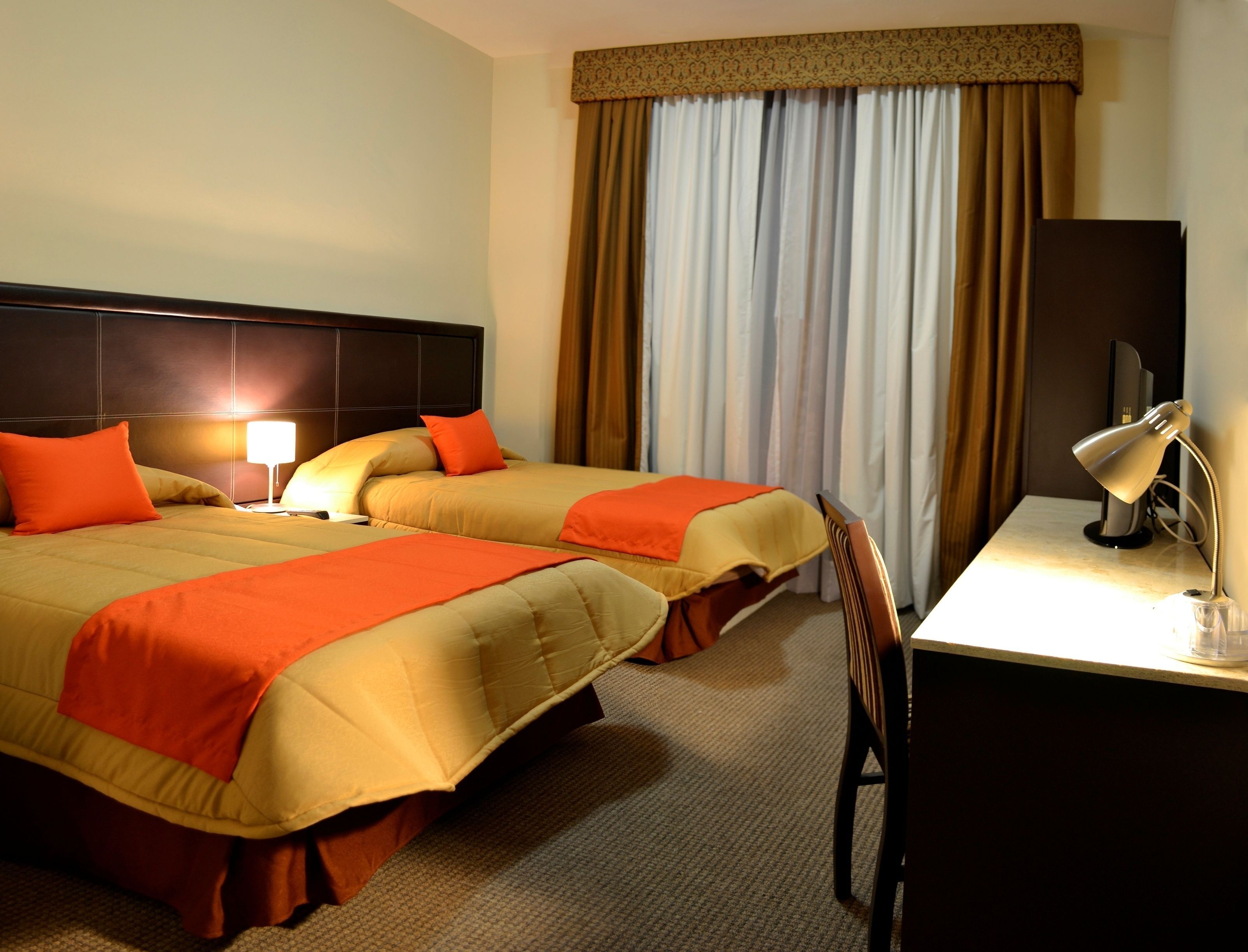 Brankas, kedap suara, dan seprai linen