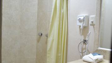 Habitación | Baño | Regadera, secadora de cabello, toallas