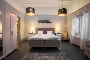 Apartment, 2 Bedrooms, Private Bathroom | Hypo-allergenic bedding available, desk, blackout drapes, WiFi (free)