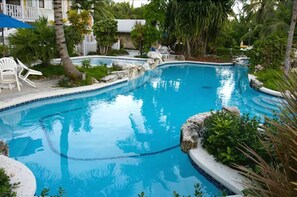 2 piscines extérieures