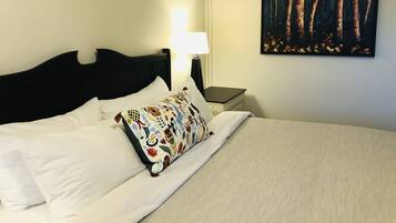 King Bed Deluxe, Mtn & Garden View.(#15) | Free WiFi, bed sheets