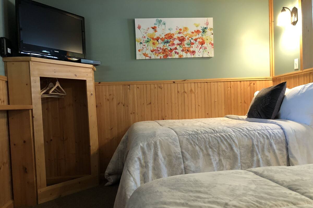 Cottage, 2 Double Beds, Kitchenette (#8) | Free WiFi, bed sheets