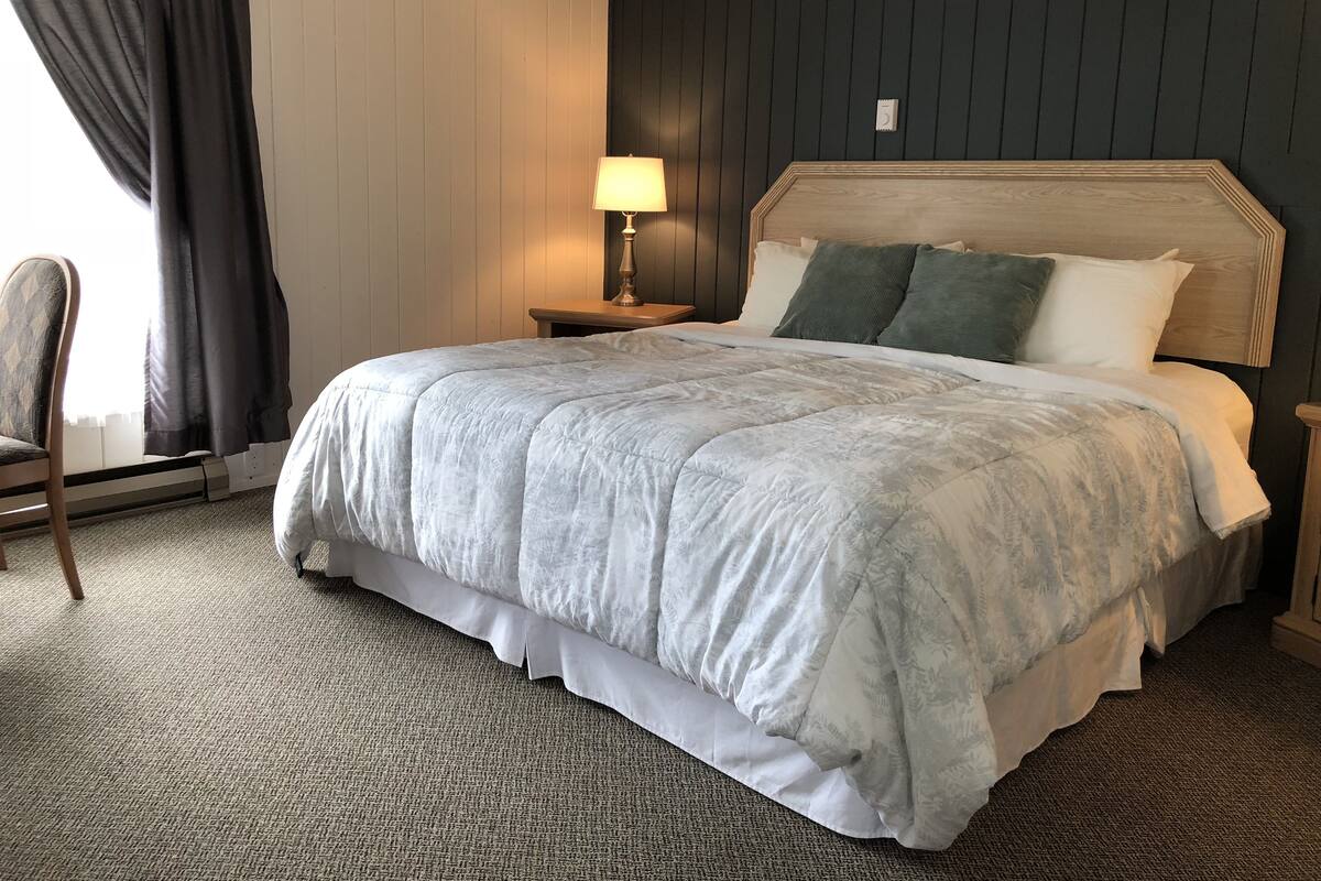 King Bed Deluxe, Mtn & Park View.(#10) | Free WiFi, bed sheets