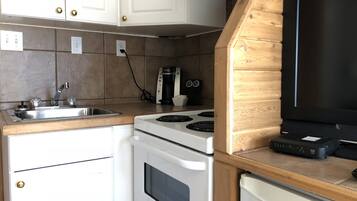 Cottage, 1 Queen Bed, Kitchenette (#4) | Private kitchenette | Fridge, coffee/tea maker