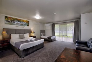 Deluxe Twin Share | Iron/ironing board, rollaway beds, free WiFi, bed sheets - Frankston Motel (Frankston South)